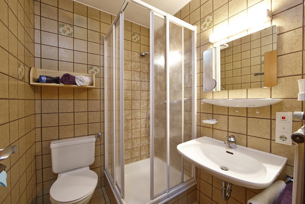 Gaestehaus Alpina Bad Kohlgrub Pokoj fotografie